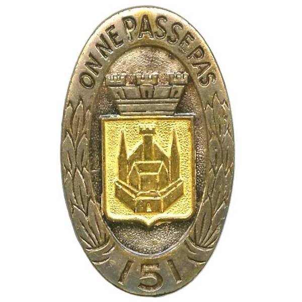 151° Régiment d'Infanterie , on ne passe pas, estampé, tout métal, écu doré