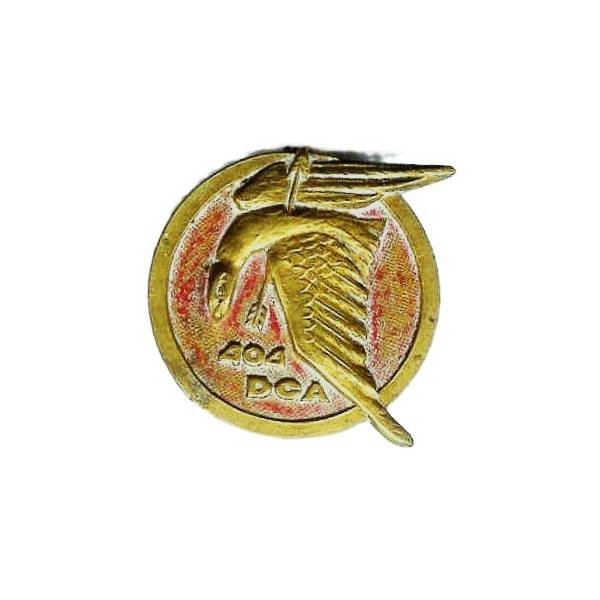 404° Régiment d'Artillerie de Défense Contre Avions , rond, aigle transpercé d'une flèche, 37 mm, fond rouge peint