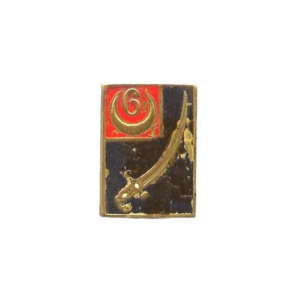 6° Régiment de Spahis Algériens , sabre dans rectangle, fond bleu fonçé, quelques manques de peinture et repeints