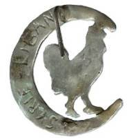 1° Bataillon de Marche de Volontaires Etrangers , coq dans croissant d'argent ouvert à gauche, au dos "Syrie Liban"