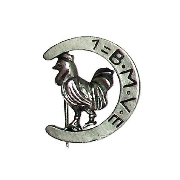1° Bataillon de Marche de Volontaires Etrangers , coq dans croissant d'argent ouvert à gauche, au dos "Syrie Liban"