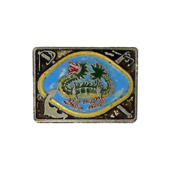 Mékong  (pétrolier 1928-60) , dragon vert dans rectangle 22x33, métal gravé et peint,  épingle fragile