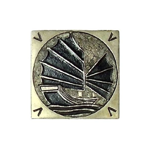 En argent , Vigilante (canonnière fluviale 1922-45) , jonque noire, V dans chaque angle, 30 mm, peint