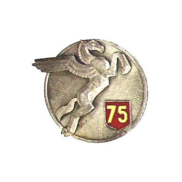 75° Régiment d'Artillerie , cheval ailé dans cercle fond plein, 75 jaune sur rouge translucide40 mm