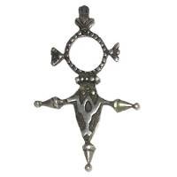 En argent bas titre , Croix d'Agadès , 67 mm, pourrait être le peloton Méhariste de Hodt selon certains, attache coupée
